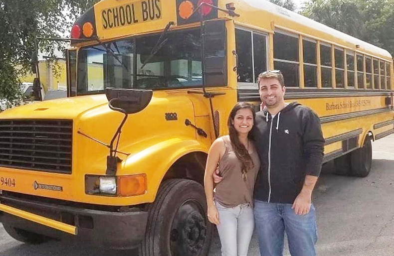 un couple transforme un bus scolaire en camping car